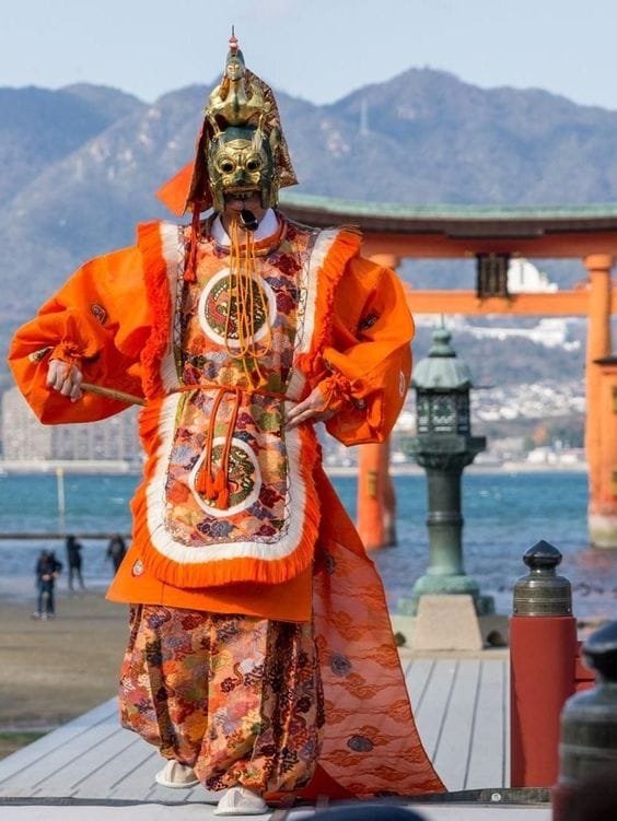 Danza Bugaku en Miyajima